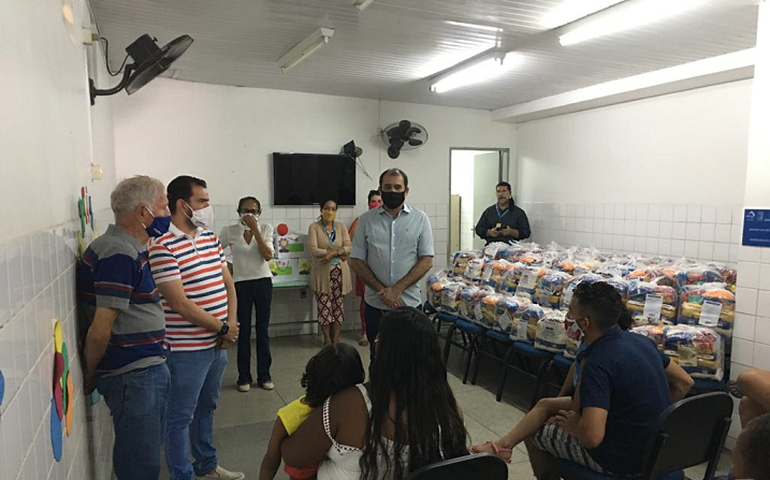 Cesmac entrega cestas básicas e brinquedos para crianças e Famílias do Projeto Crescer
