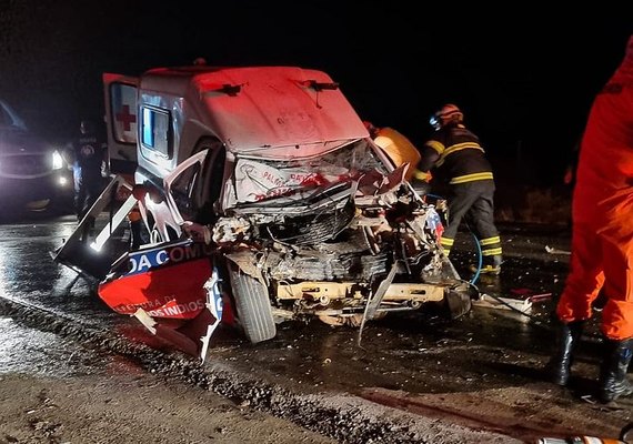 Choque entre caminhão e ambulância deixa dois feridos e dois mortos na AL-115