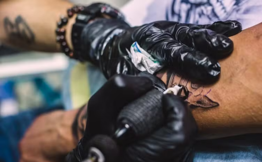 CFM proíbe uso de anestesia para realização de tatuagens