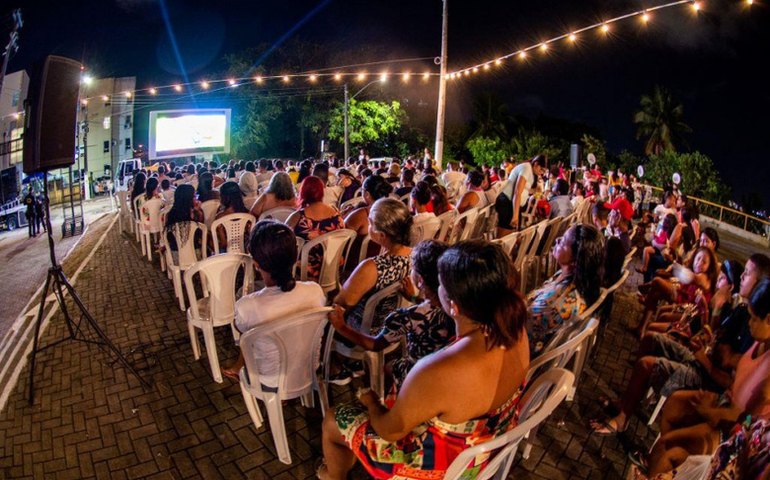 Prefeitura de Maceió levou cinema itinerante para mais quatro bairros da capital