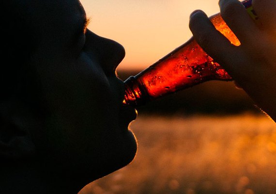 Um em cada dois estudantes escolares experimentou bebida alcoólica em Alagoas, diz IBGE
