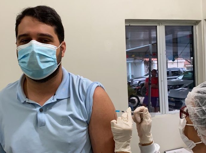Prefeito de Santana do Mundaú recebe primeira dose contra Covid-19