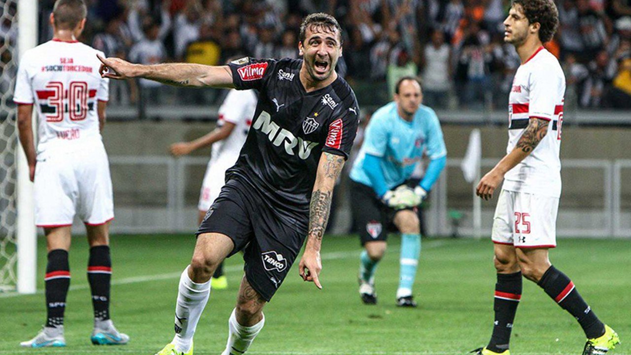 Atlético-MG bate São Paulo e se mantém líder