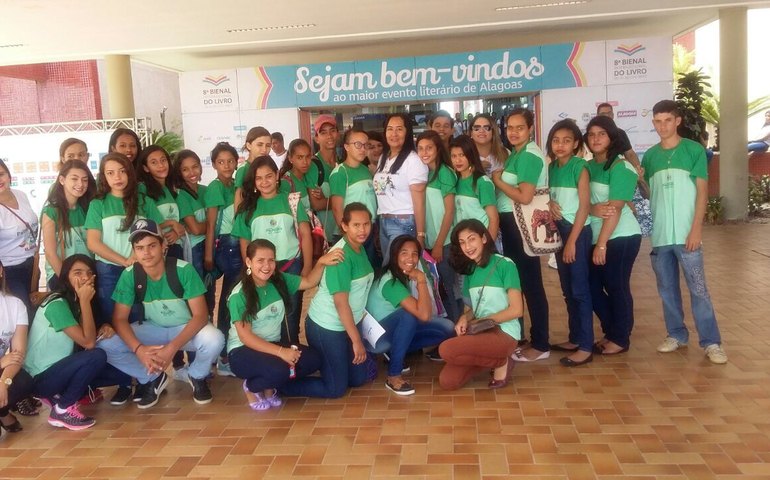 Alunos palmeirenses participam da bienal do livro, em Maceió