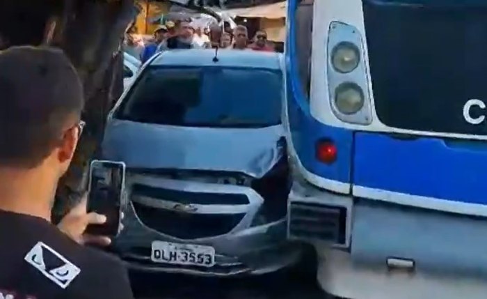 Carro foi atingido pelo VLT, em Maceió