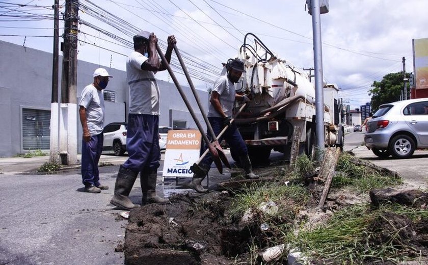Seminfra realiza desobstrução de galerias pluviais em bairros de Maceió
