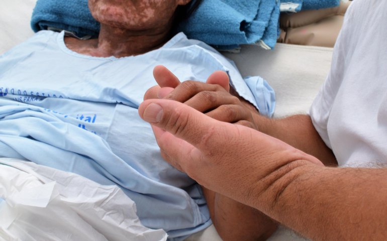 Dona de casa que desenvolveu síndrome rara após reação alérgica a medicamento recebe alta