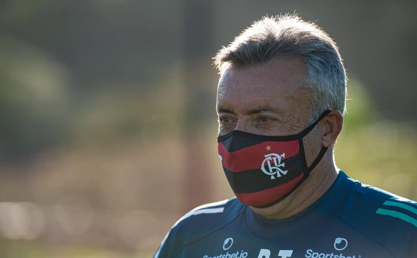 Livre da covid, Domènec volta a comandar treinos do Flamengo no Ninho do Urubu