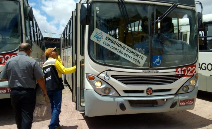 Agente fiscalizando ônibus no terminal do Benedito Bentes