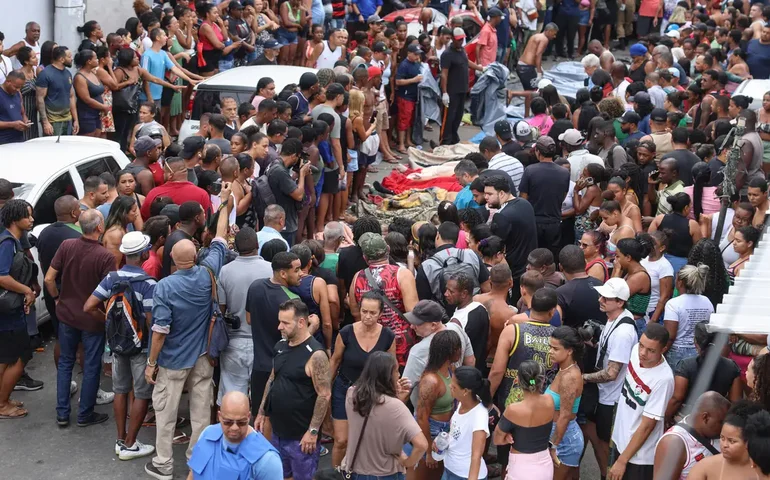 ‘Quando soube da morte, entrei em desespero’, relata mãe no enterro de policial morto em megaoperação no Rio