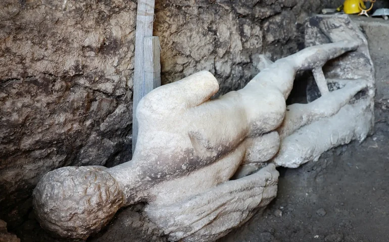 Arqueólogos encontram escultura de mármore preservada em esgoto da Bulgária