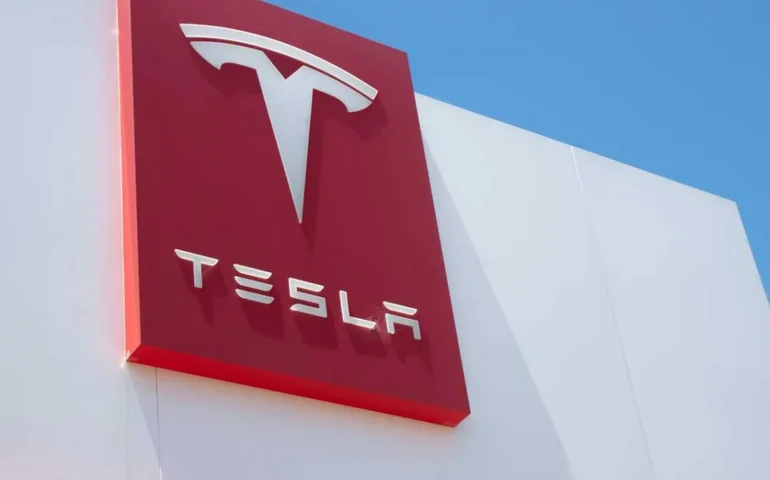 Tesla tem lucro inesperado no 3º trimestre, de US$ 2,167 bilhões