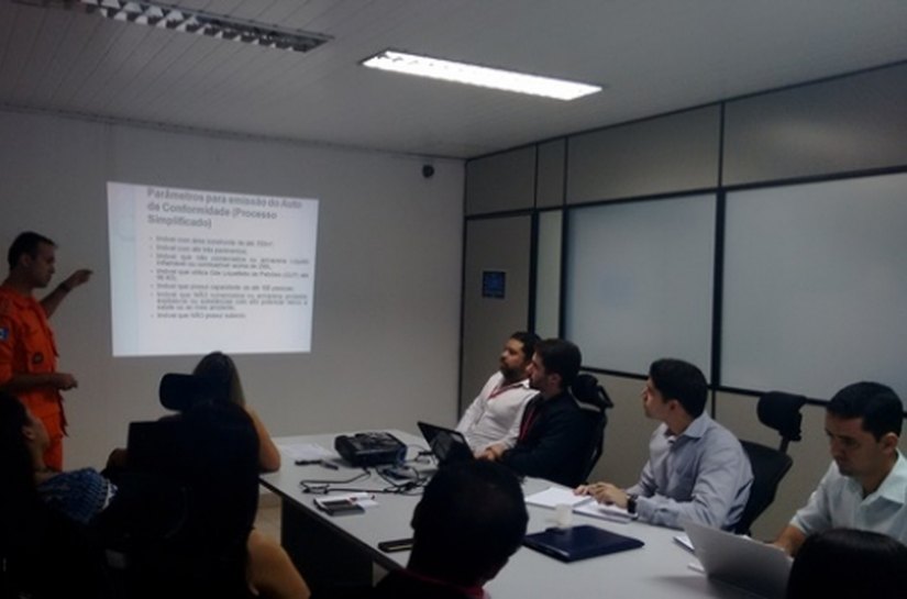 Juceal recebe representantes de Minas Gerais e expõe avanços da Redesim em AL