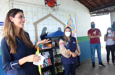 Primeira-dama participa da entrega de 200 livros à escola da rede municipal