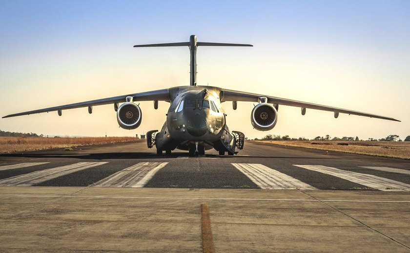 Avião da FAB com brasileiros que estavam em Israel chega ao país