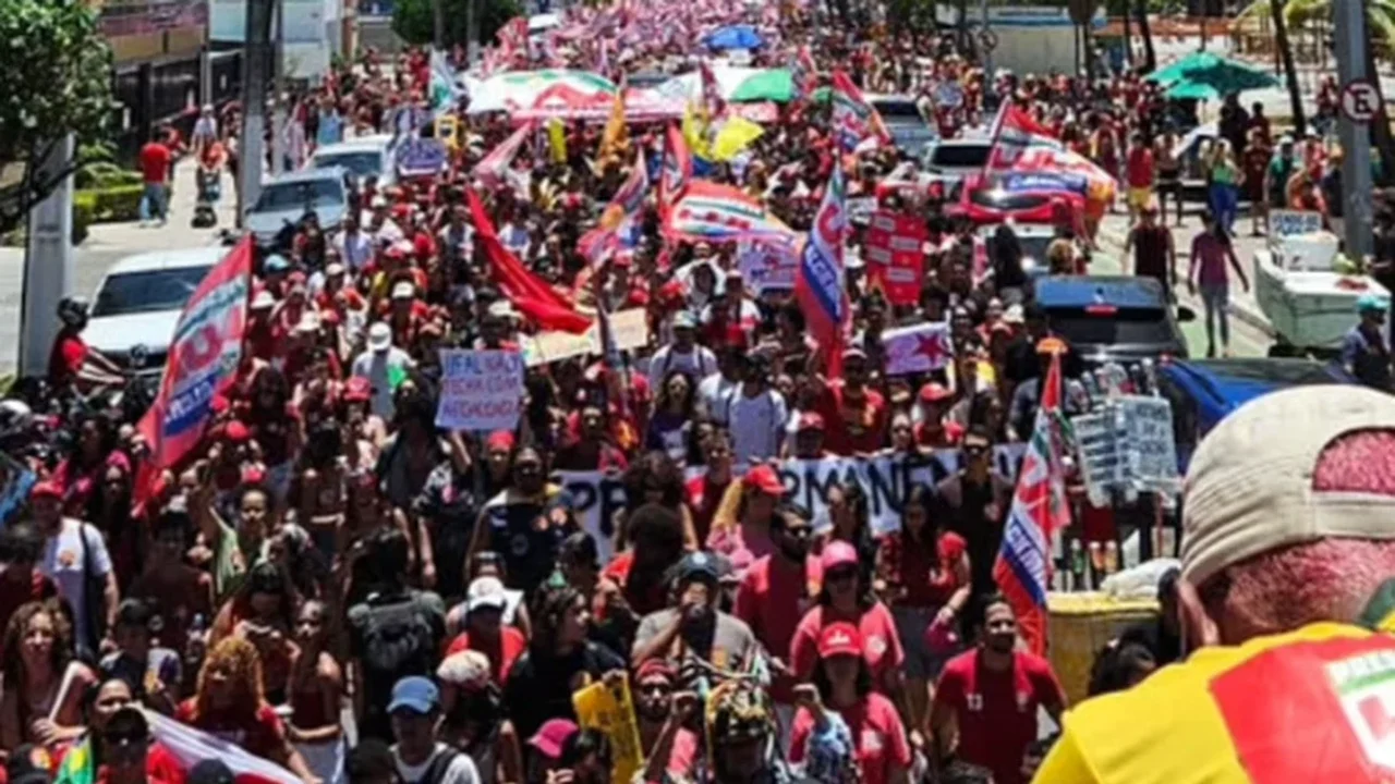 Mobilização na orla de Maceió reúne milhares de apoiadores em defesa da reeleição de Lula