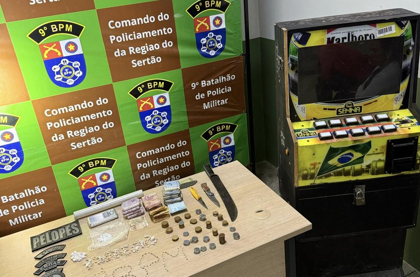 Casal é preso com drogas, armas brancas e máquina caça-níquel em Delmiro Gouveia
