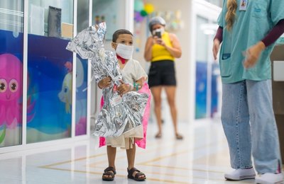 Hospital da Cidade celebra Dia das Crianças com música, presentes e acolhimento aos pequenos pacientes
