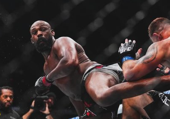 Jon Jones dá show, e Charles do Bronx vence duelo emocionante no UFC, sob olhares de Trump