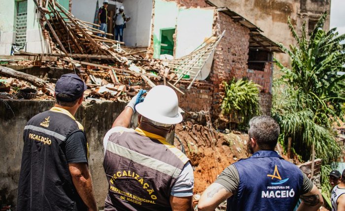 Casas condenadas são derrubadas pela Semscs Casas condenadas são derrubadas pela Semscs