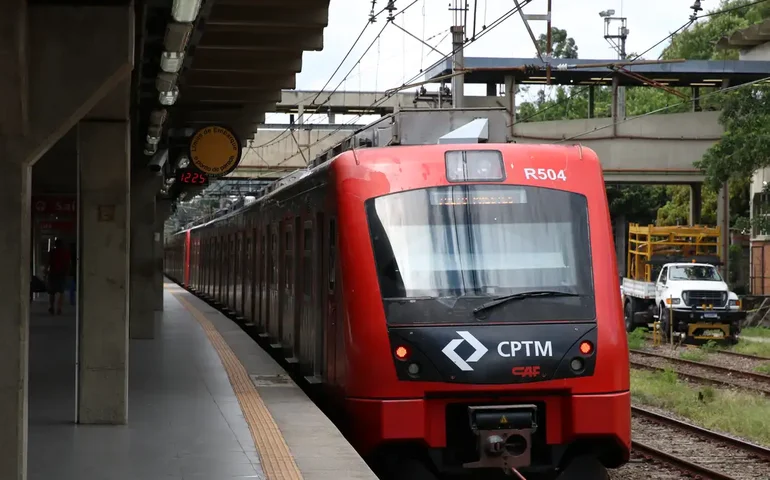 Passageiros enfrentam filas e estações lotadas no Metrô de SP após falha na Linha 3-Vermelha