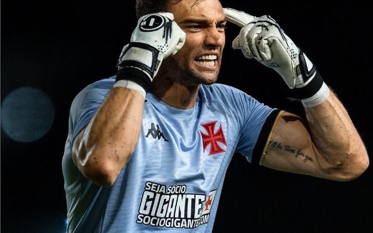 Com 14 defesas, Léo Jardim, goleiro do Vasco, recebe nota 10 contra o Nova Iguaçu