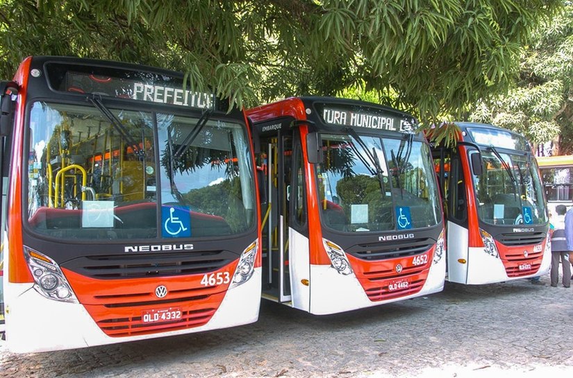 Prefeito Rui Palmeira entrega dez novos ônibus para usuários do transporte