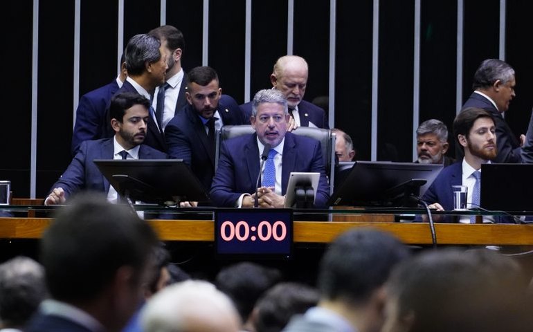 Com risco de derrota do governo, Arthur Lira adia votação de MP dos Ministérios