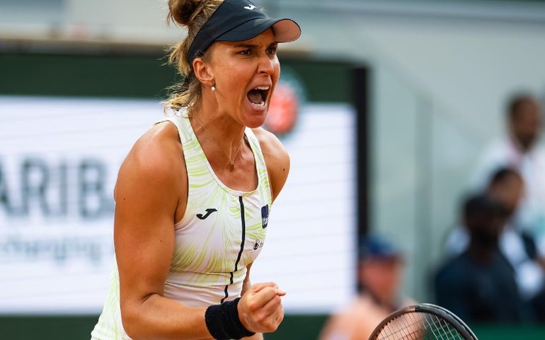 Bia Haddad passa aperto, mas desencanta na temporada com grande virada no Aberto da Austrália