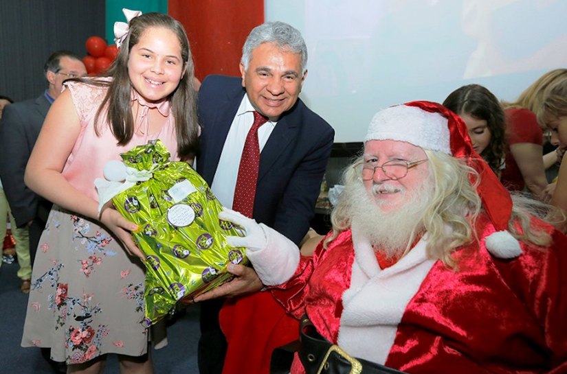 Papai Noel entrega presentes para 155 crianças na campanha Natal Solidário