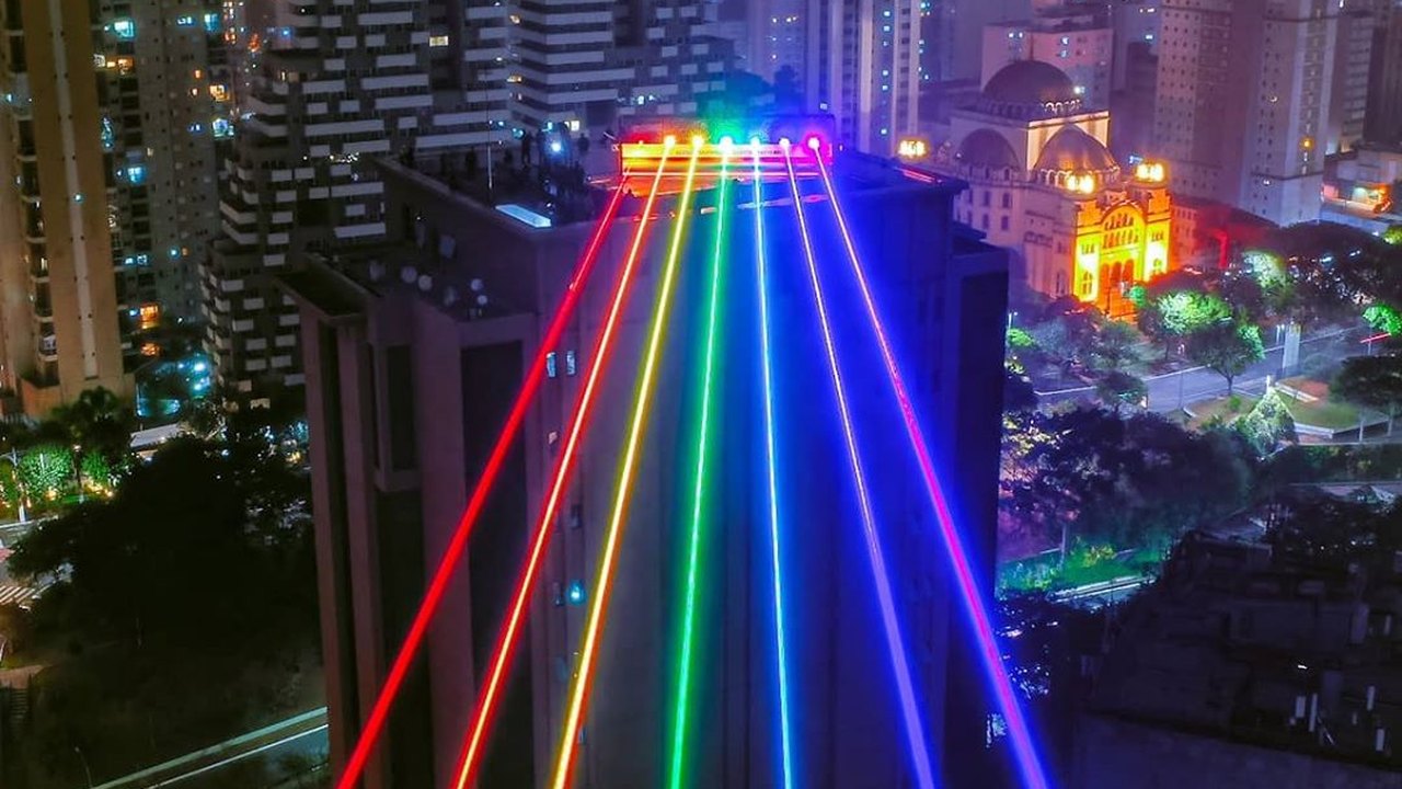 Arco-íris ilumina avenida paulista para celebrar parada LGBTQIA+