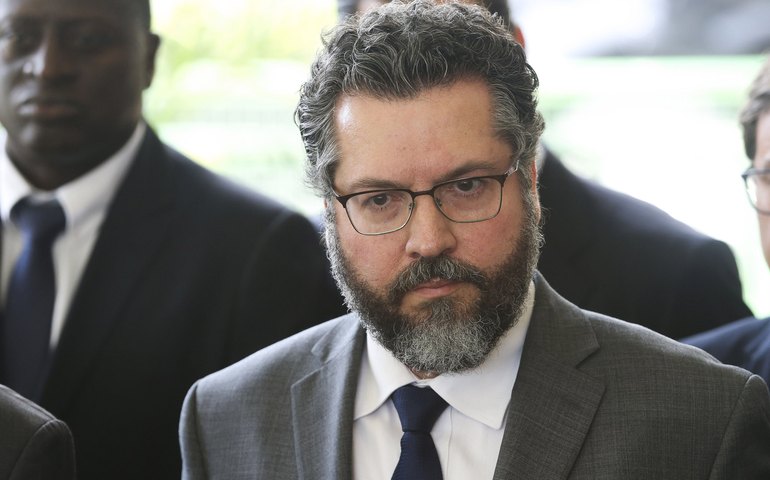 Ex-chanceler Ernesto Araújo se licencia do Itamaraty por um ano