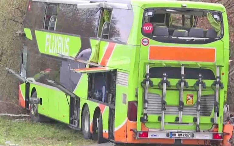 Ônibus tomba em estrada da Alemanha e deixa cinco pessoas mortas, diz imprensa local