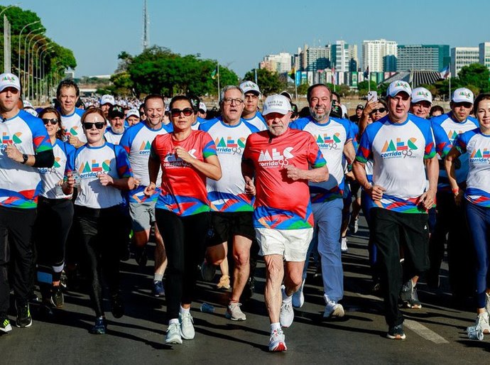 “É por meio da educação que a gente vai tornar o Brasil soberano”, diz Lula na Corrida e Caminhada MEC 95 Anos