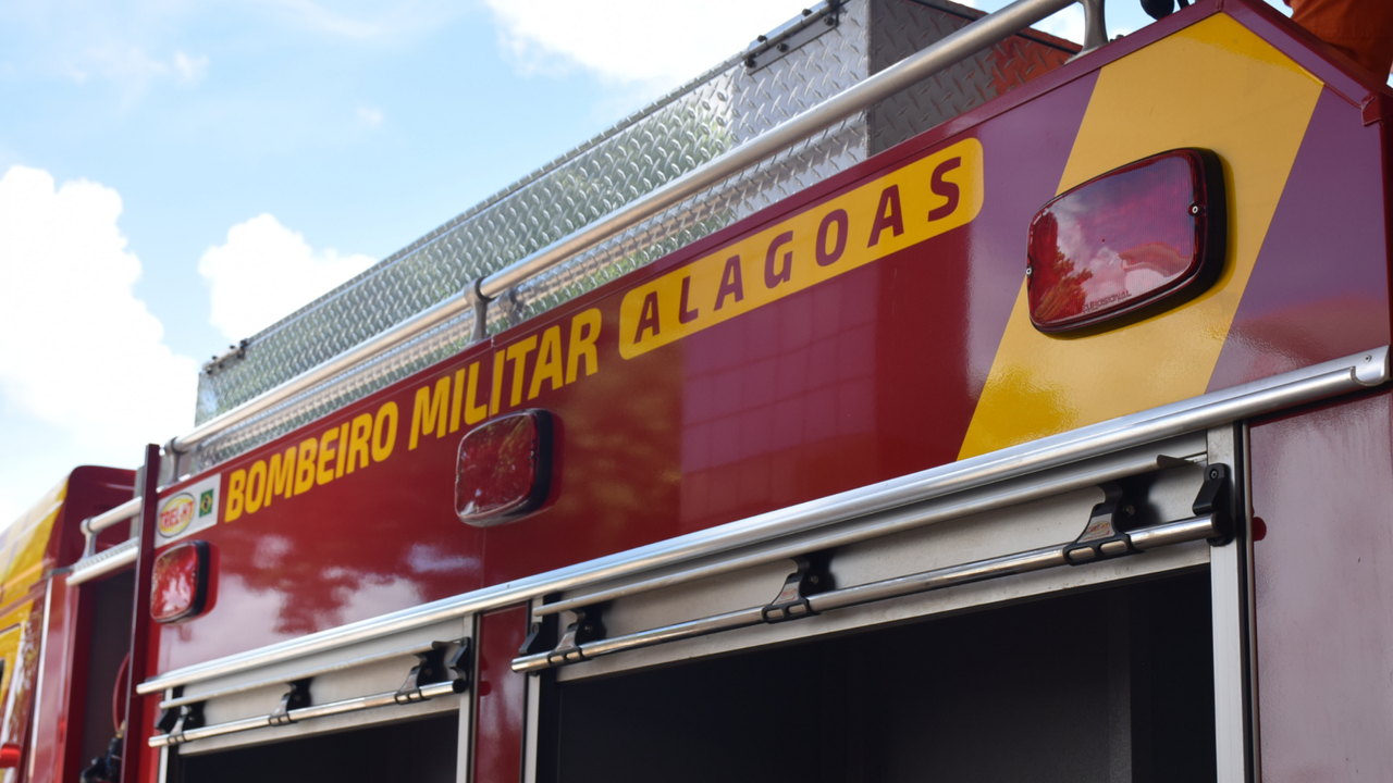 Corpo de Bombeiros resgata funcionário que teve mão presa em amaciador de carne em Maceió