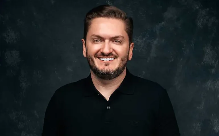 Thiago Bartos lança livro 'Você tem uma palavra' na Times Square