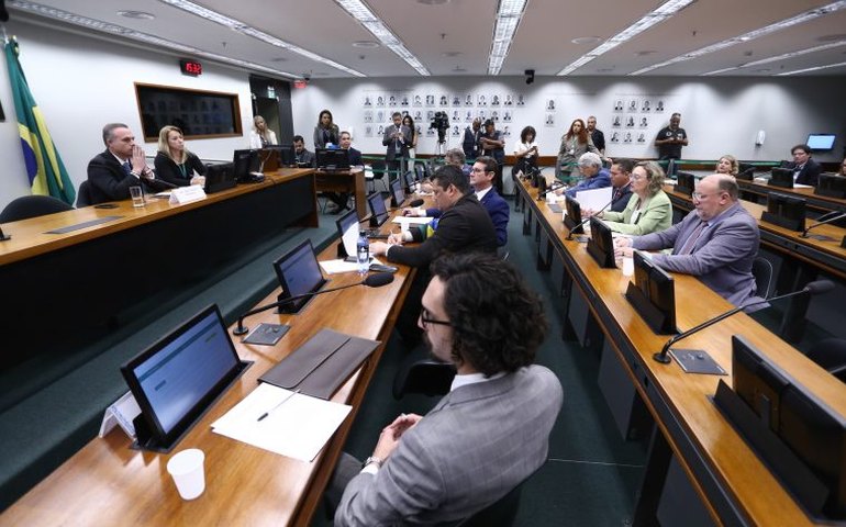 Conselho de Ética avalia casos de Eduardo Bolsonaro e Gilvan da Federal