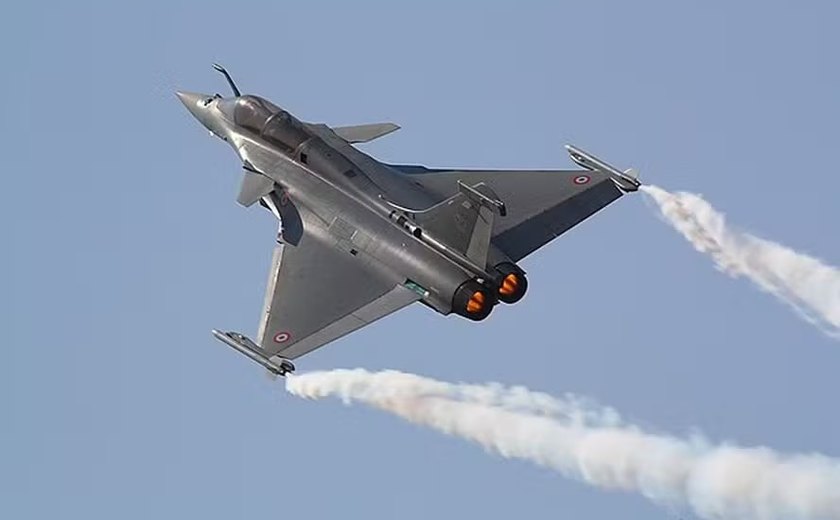 Pilotos franceses desaparecem após colisão entre caças; acidente é primeiro com modelo