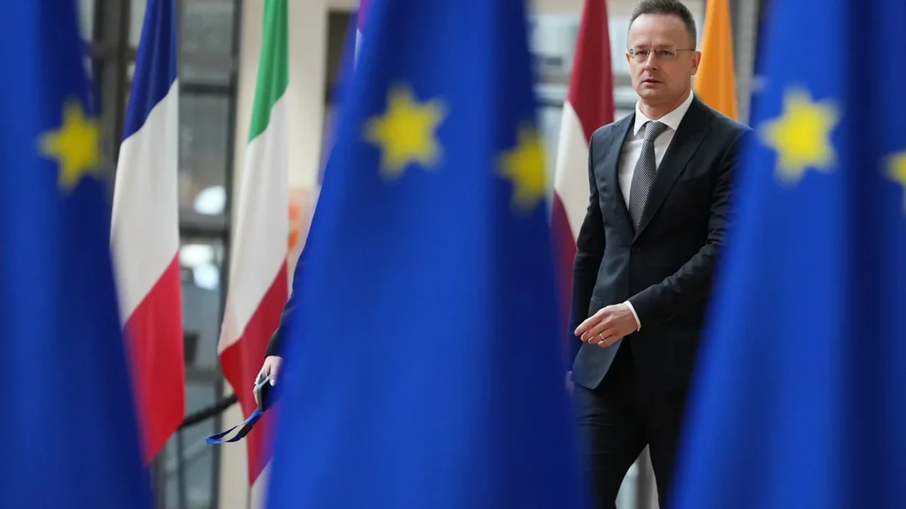 Diplomatas da UE se esforçam para superar a ameaça da Hungria de inviabilizar novas sanções contra a Rússia.
