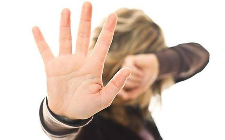 Mulher mantida em cárcere pelo marido usa bilhete para denunciar situação