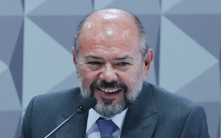 PF aponta ex-ministro de Bolsonaro como pilar institucional de desvios