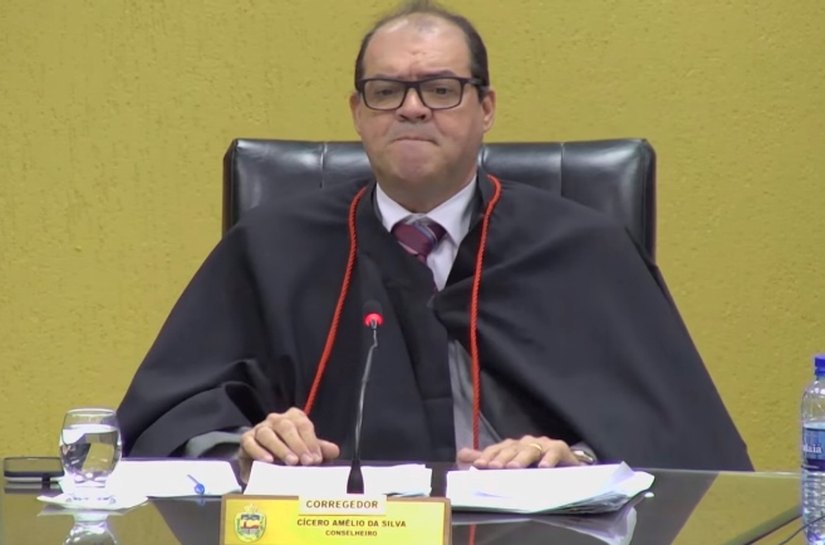 MPE ajuíza de improbidade e pede a perda do cargo de conselheiro de Amélio