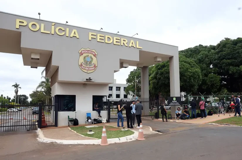 'Todo mundo sabe o que ele fez', diz Lula sobre prisão de Bolsonaro