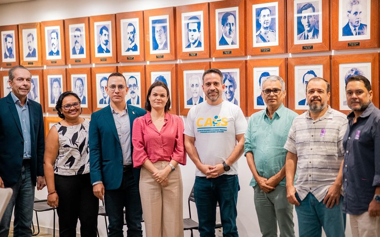 Governador e secretário recebem historiadores que preparam obra sobre governadores do estado