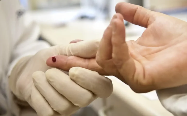 Dezembro Vermelho alerta para prevenção e tratamento precoce da Aids