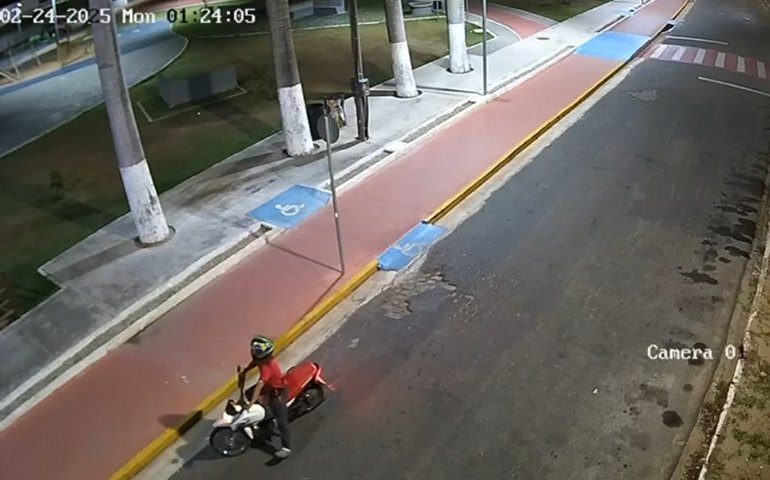 Homem usa facão para depredar patrimônio público em Palmeira dos Índios