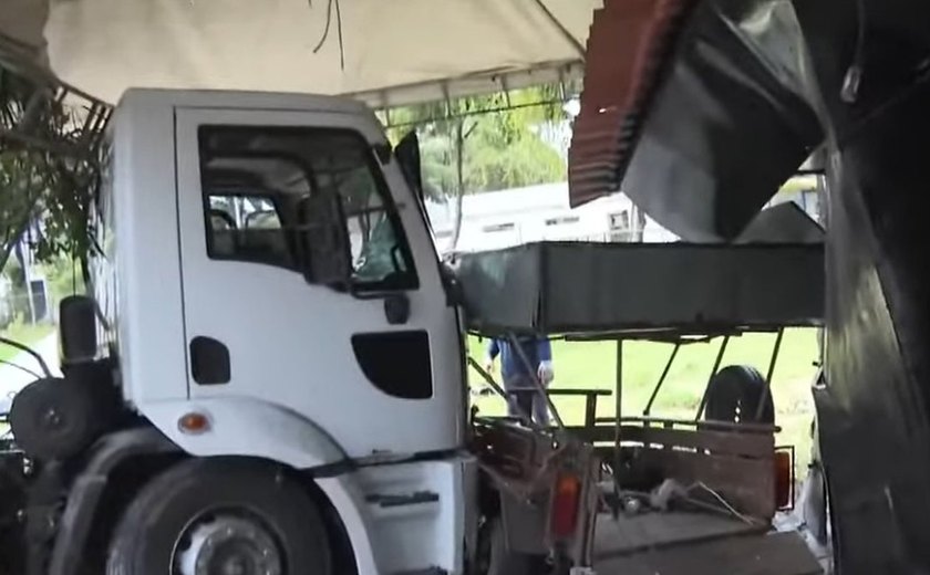 Caminhão desgovernado destrói barraca de lanches em frente à Ufal