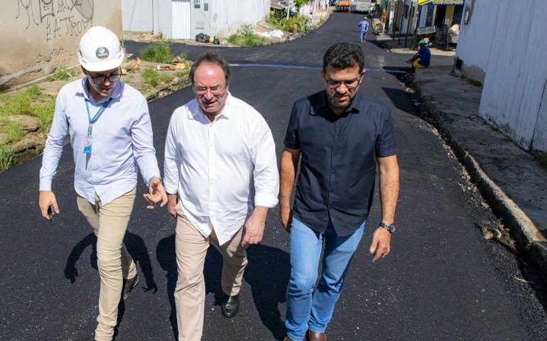 Prefeito Luciano acompanha serviços de recapeamento no bairro Cacimbas