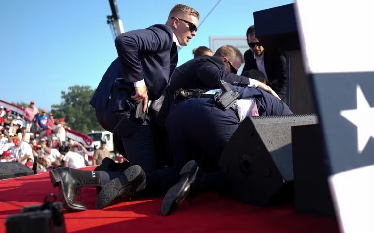 Trump cai do palco durante comício na Pensilvânia com sangue no rosto e após disparos serem ouvidos