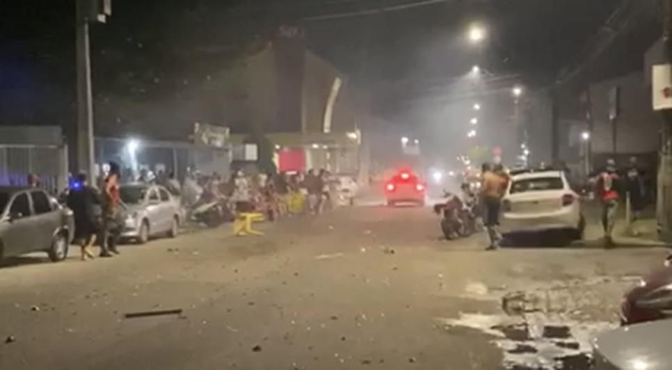 Confusão entre torcidas de futebol termina com pessoas baleadas e agredidas em Aracaju